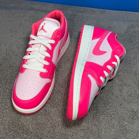 Jordan 1 low
'Valentine’s Day'
Brand new - Picture 5 of 11